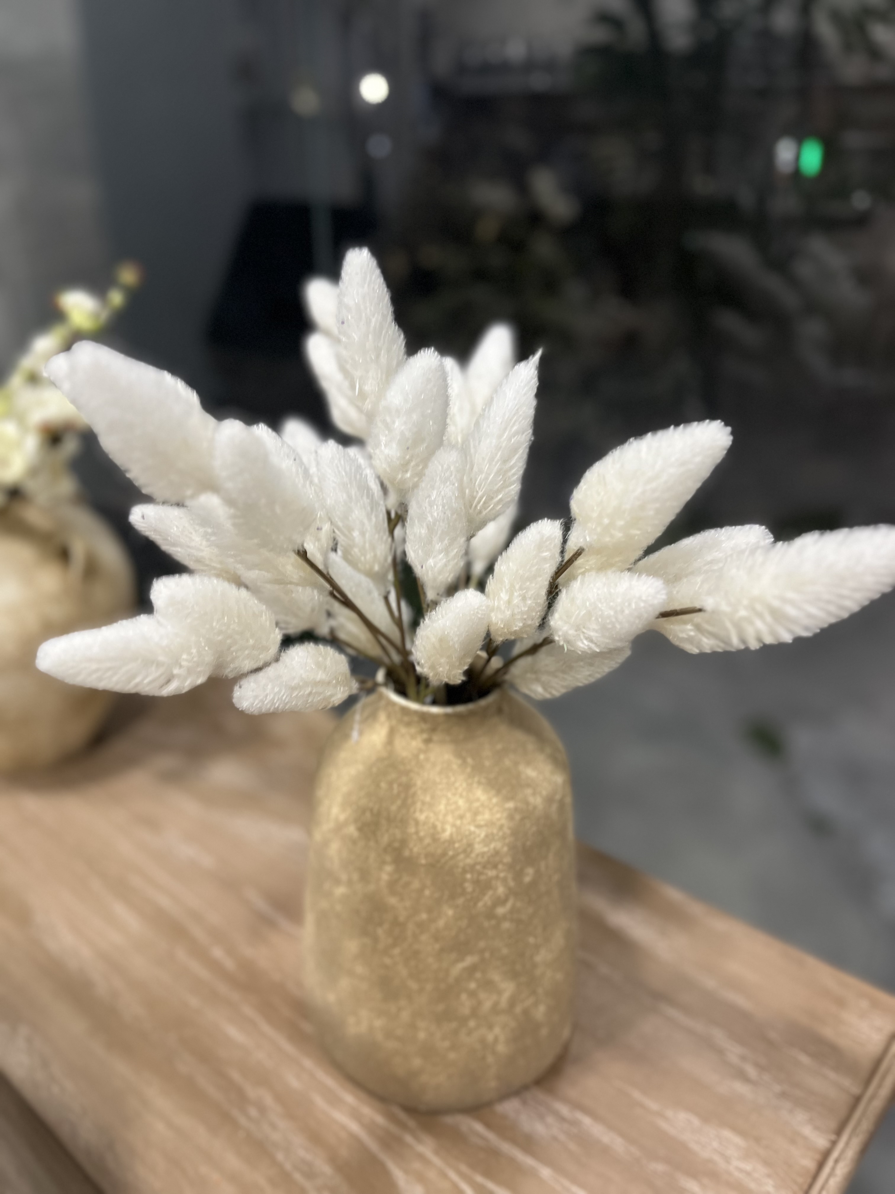 گل کاج درختی شاخه ایی وارداتی( رنگ نسکافه ایی و کرم)