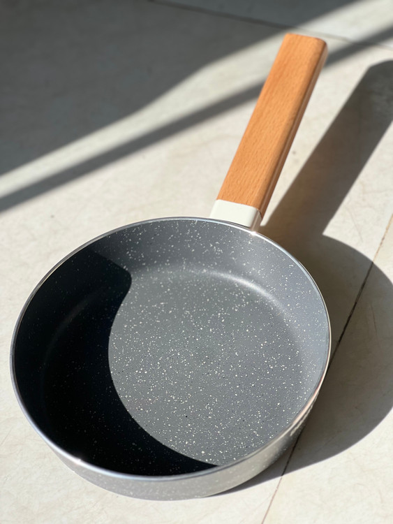 تابه دسته چوبی دنی هوم DannyHome مشکی ( سایز ۲۰ . ۲۴ . ۲۶ . ۲۸ سانتی متر )