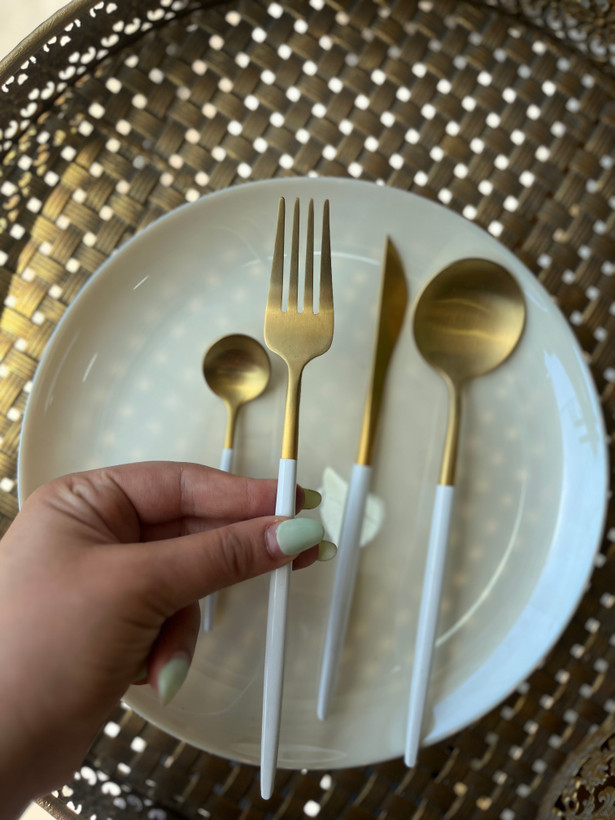 سرویس قاشق و چنگال ۶نفره ۲۴ پارچه طلایی دسته سفید وارداتی