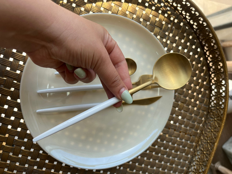 سرویس قاشق و چنگال ۶نفره ۲۴ پارچه طلایی دسته سفید وارداتی