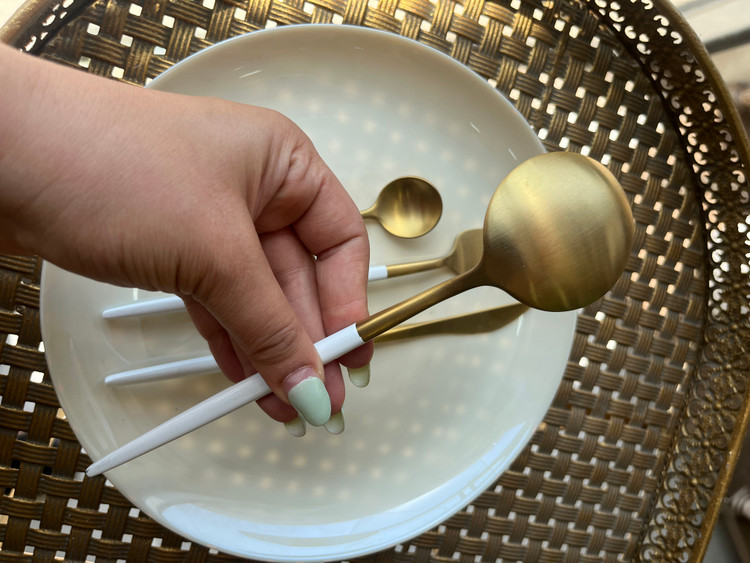 سرویس قاشق و چنگال ۶نفره ۲۴ پارچه طلایی دسته سفید وارداتی