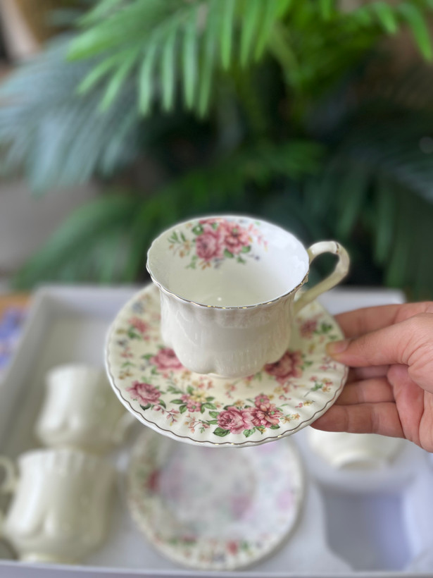 ست چایخوری وارداتی ۱۲ پارچه لوکس طرح رز – با لبه و دسته آبکاری طلایی»